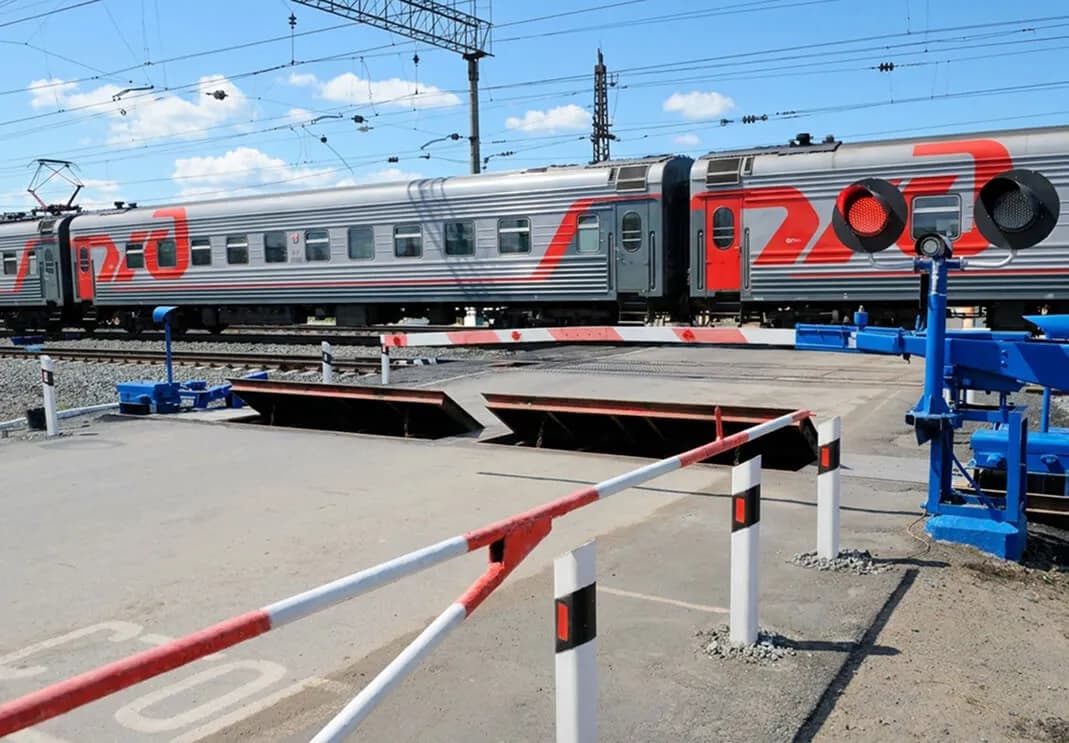 Железнодорожный переезд со шлагбаумом и настилом через пути